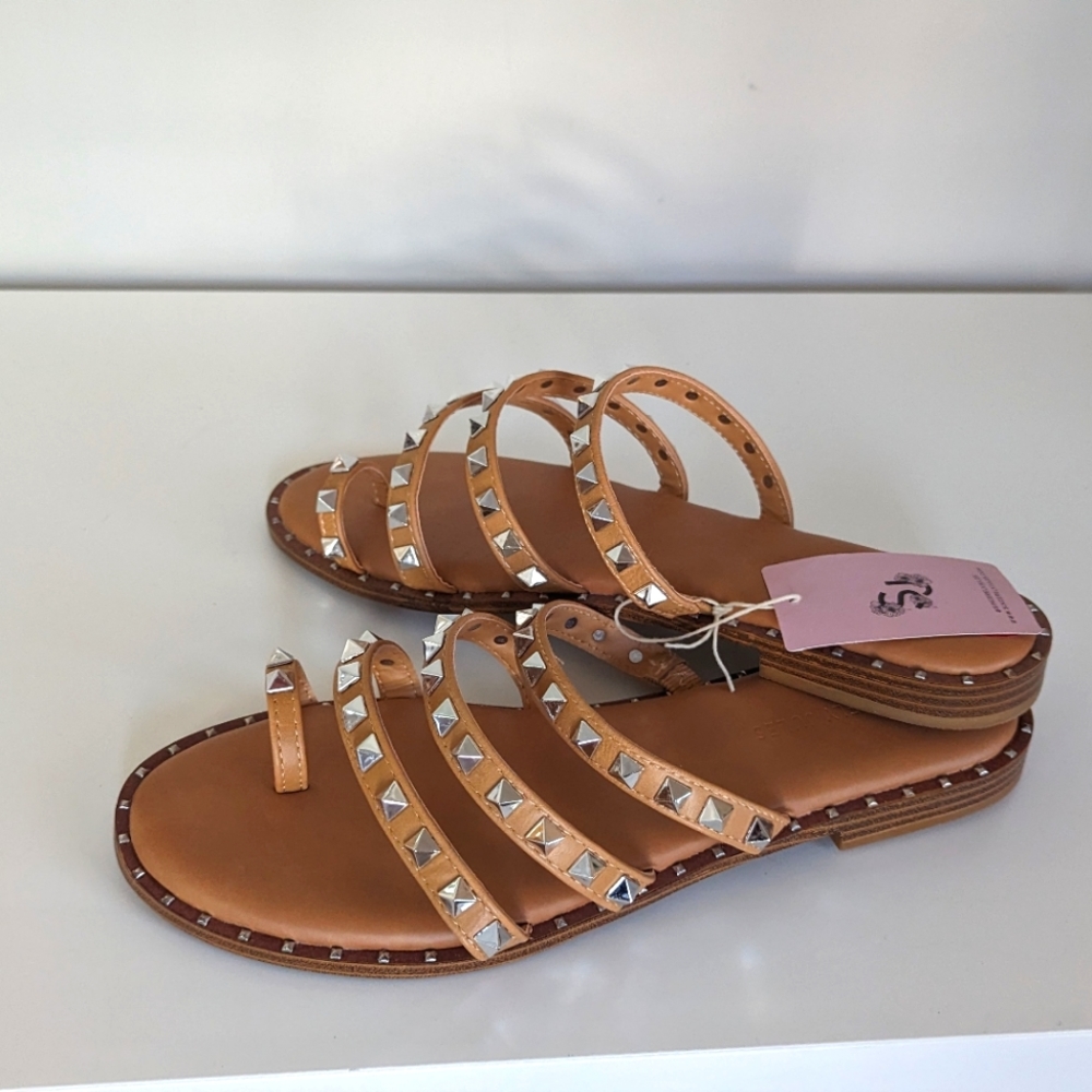 Flat sandals with silver studs